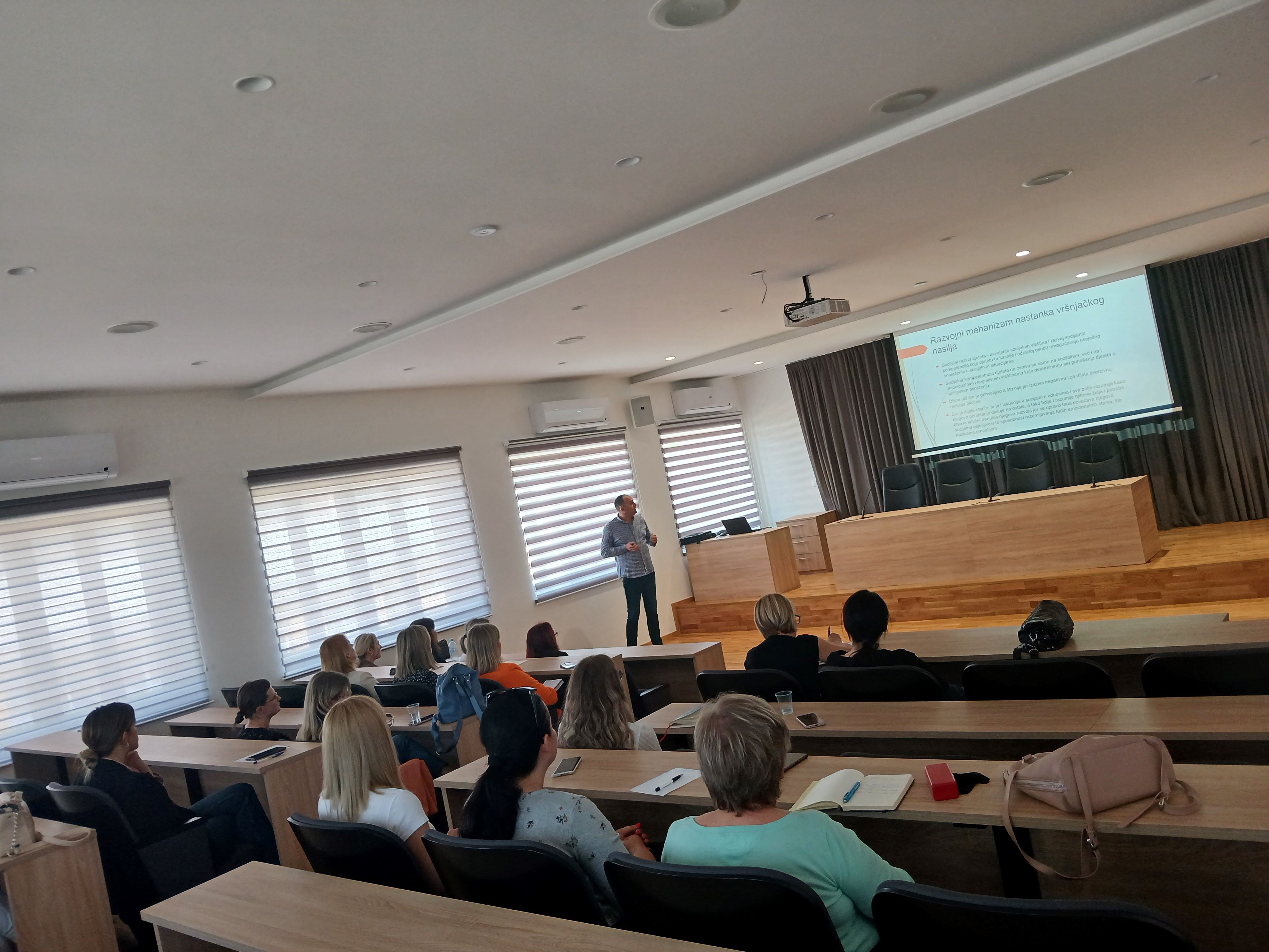 Područni ured Zlatar Bistrica održao redoviti sastanak sa stručnim radnicima osnovnih škola o problemu nasilja među djecom i mladima